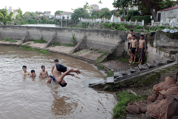 Ảnh: Trẻ ngoại thành hồn nhiên bơi sông, tắm giếng - 14