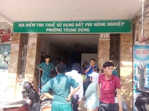 Giang hồ ngang nhiên xông vào UBND phường truy sát người - 1