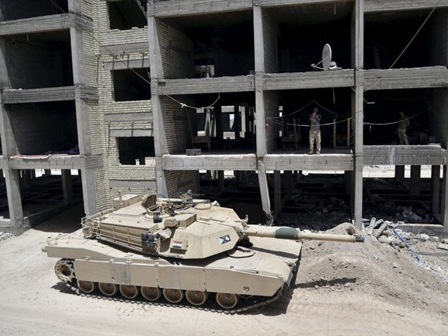 IS bị xe tăng chặn đứng ở ngoại ô Ramadi - 1
