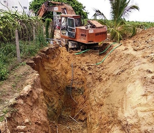 Lở đất khi lắp ống dẫn nước, 2 người chết - 1