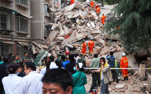 TQ: Nhà 9 tầng bất ngờ đổ sập, 21 người mất tích - 1
