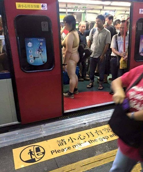 “Thảm họa nội y” xuất hiện trên tàu điện ngầm châu Á - 1