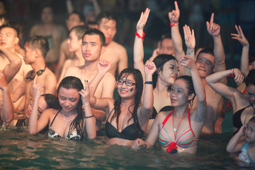 DJ Trang Moon: Đến hồ bơi chẳng nhẽ mặc sơ mi? - 1
