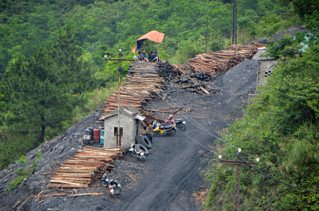 Đào “đường máu” giải cứu 2 công nhân kẹt trong lò than - 2
