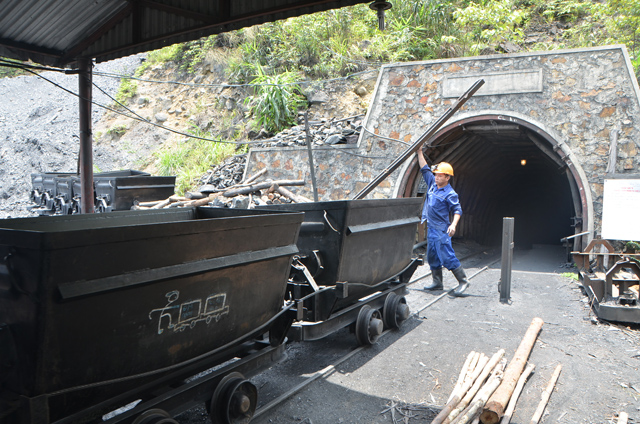 Đào “đường máu” giải cứu 2 công nhân kẹt trong lò than - 8