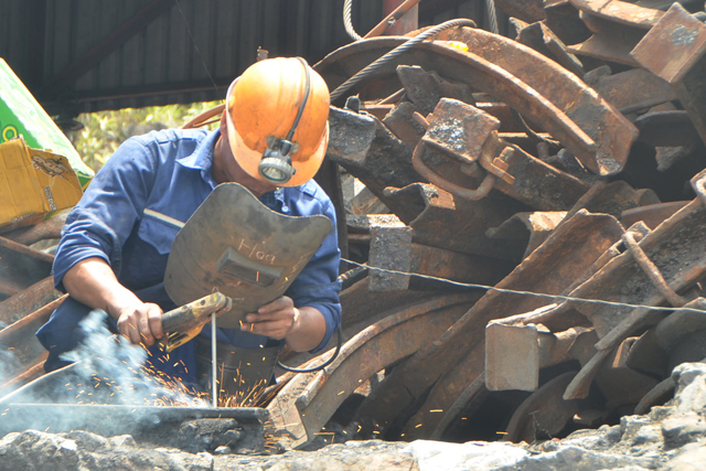 Đào “đường máu” giải cứu 2 công nhân kẹt trong lò than - 6