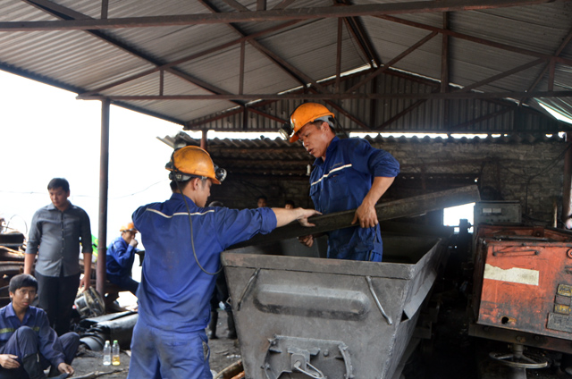 Đào “đường máu” giải cứu 2 công nhân kẹt trong lò than - 7