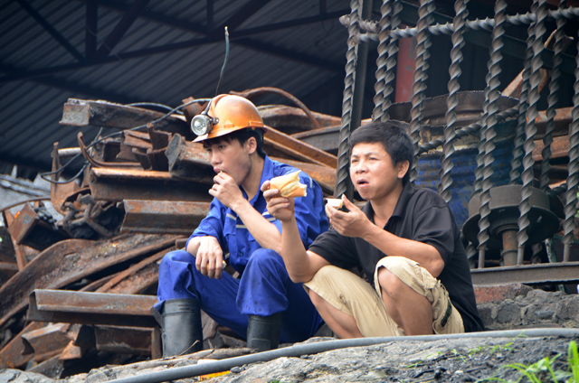 Đào “đường máu” giải cứu 2 công nhân kẹt trong lò than - 9