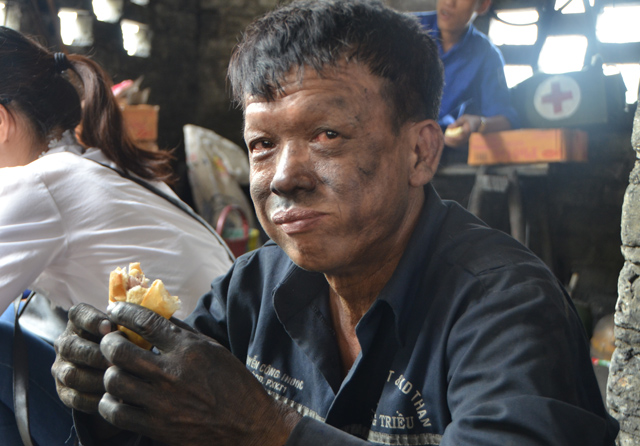 Đào “đường máu” giải cứu 2 công nhân kẹt trong lò than - 10