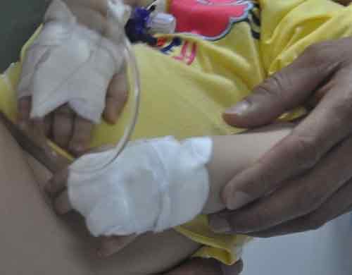 Mẹ xả thân cứu con 7 tháng tuổi thoát tay gã điên tình - 2