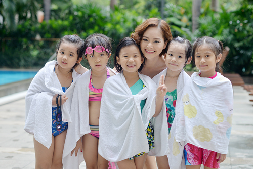 Lan Phương "hấp dẫn" em nhỏ tại bể bơi - 9