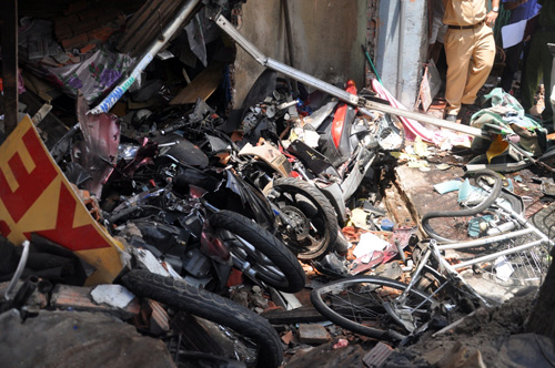 Xe ben đâm sập nhà dân: Ở nhà cũng bị xe tông chết - 1