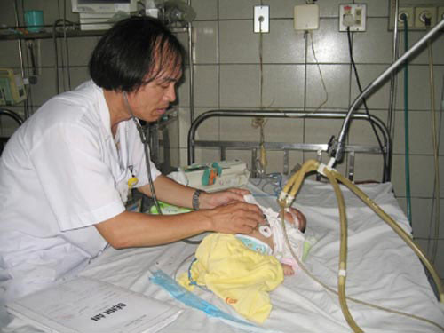 Hà Nội: Trẻ mắc tay chân miệng nhập viện tăng đột biến - 1