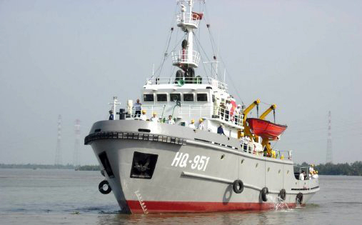 Tàu Hải quân cứu tàu cá bị nạn trên biển Hoàng Sa - 1
