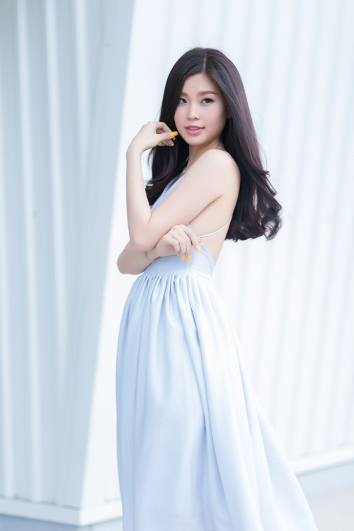 Á hậu Diễm Trang bất ngờ sexy với váy 2 dây - 1