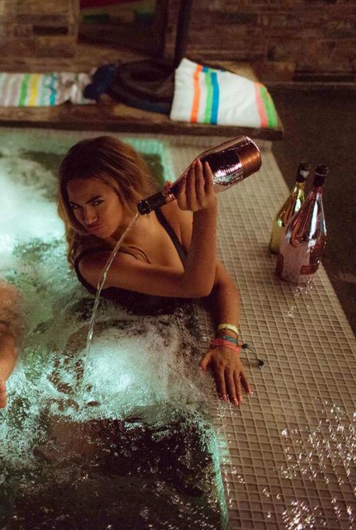 Beyonce đổ cả chai rượu hơn 400 triệu vào bồn tắm - 1