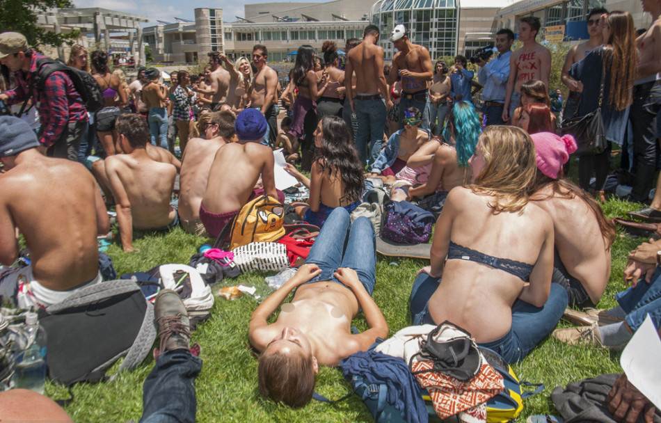 Sinh viên Mỹ biểu tình đòi để ngực trần - 1