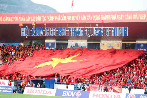CĐV Quảng Ninh "cuồng nhiệt" cổ vũ U23 Việt Nam - 1