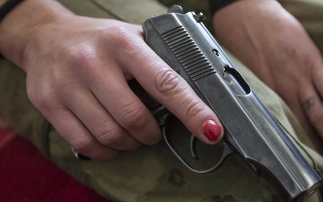 Thiếu nữ suýt mất mạng vì chụp ảnh “tự sướng” với súng - 1