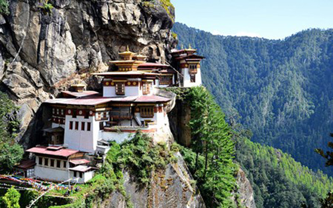 1. Tu viện ẩn náu của Hổ , Bhutan: Tu viện này còn được biết đến với tên gọi Taktsang, là một trong những nơi linh thiêng  nhất được xây dựng chênh vênh trên độ cao khoảng 3.000  feet so với thung lũng Paro. Truyền thuyết kể lại, khoảng 1.300 năm trước đây, Đức Phật Guru Rinpoche đã cưỡi hổ đánh đuổi yêu quái và thu nạp người dân Bhutan đi theo Phật giáo.

Du khác chắc chắn sẽ như bị thôi miên khi ghé thăm địa danh độc đáo này không chỉ vì vị trí địa lý đặc biệt mà còn những câu chuyện li kì xung quanh tu viện.
