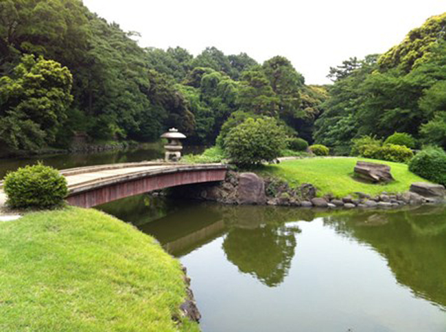 10. Công viên quốc gia Shinjuku Gyoen, Nhật Bản:&nbsp;Công viên tuyệt đẹp này nằm ở thủ đô Tokyo. Ban đầu nó được hoàn thành vào năm 1772, nhưng phải đến tận năm 1906 công viên mới hoàn toàn được bố trí như ngày nay. Công viên này có diện tích khoảng &nbsp;58,3 ha bao gồm hơn 20.000 cây xanh. Khu vực trồng cây nhà kính trưng bày &nbsp;hơn 1.700 loài thực vật nhiệt đới và cận nhiệt đới khác nhau.
