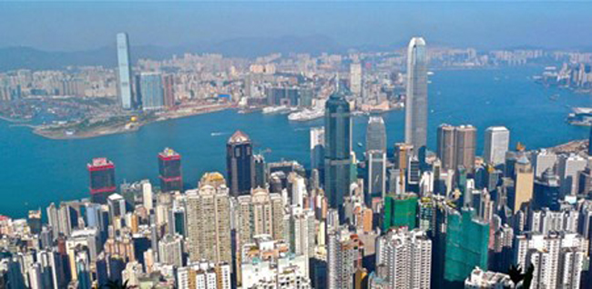 14. Hong kong, Trung Quốc:&nbsp;Nếu du khách muốn ghé thăm địa điểm mua sắm thì chắc chắn Hong Kong sẽ là nơi vô cùng phù hợp. Tại đây có hàng tá những khu phố với những món đồ khác nhau cho mọi du khách thỏa sức mua sắm. Nếu là nhà thiết kế thời trang, chắc chắn du khách sẽ không thể bỏ xót Trung tâm thương mại Landmark hay còn được gọi là Central.

