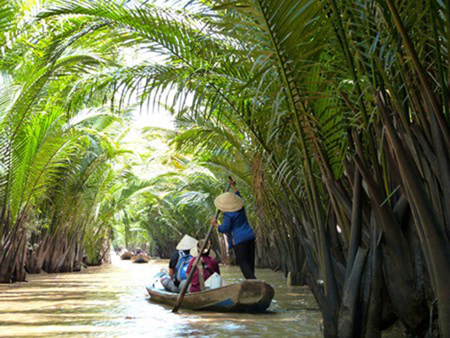 16. Đồng bằng sông Mekong, Việt Nam:&nbsp;Sông Mekong là một trong những con đường chính giúp người dân địa phương có thể giao thương và buôn bán nông sản. Tại đây, du khách có tìm được bất cứ một loại trái cây nhiệt đới nào hoặc có thể thỏa sức khám phá khung cảnh vùng nhiệt đới đặc trưng&nbsp; theo dòng Mekong. Du khách cũng có thể đậu thuyền tại bất cứ địa điểm nào để có thể thăm quan thành phố hay các ngôi chùa với vòng tay chào đón vô cùng nồng hậu của người dân địa phương.
