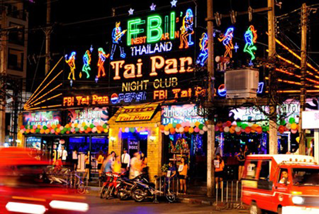 17. Khu phố đèn đỏ Patong, Thái Lan:&nbsp;Patong chính xác là địa điểm vô cùng sầm uất&nbsp; về đêm. Tại đây có hàng trăm những nhà hàng, quán bar và sàn nhảy để du khách có thể thỏa sức vui chơi.
