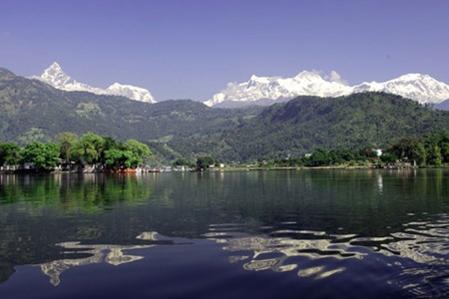 18. Hồ Phewa, Nepal:&nbsp;Phewa là hồ lớn thứ hai tại Nepal, tọa lạc gần đền Tal Barahi và Baidam . Tại đây du khách có thể tham gia chuyến hành trình đến thành phố du lịch Pokhara của Nepal. &nbsp;&nbsp;

