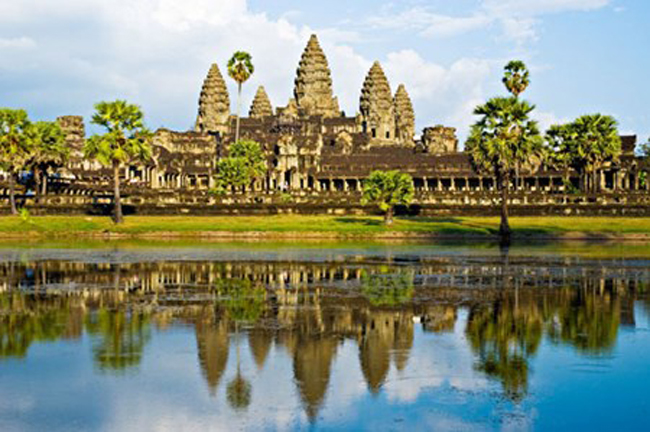 2. Siem Reap, Campuchia:&nbsp;Siem Reap là thủ phủ của tỉnh Siem Reap ở Campuchia. &nbsp;Nơi đây là một &nbsp;trong những địa điểm nổi tiếng nhất &nbsp;đền Angkor Wat. Bên cạnh đó, nơi đây có rất nhiều ngôi đền, bảo tàng, chợ cổ và Làng văn hóa của người Campuchia.

Với rất nhiều điểm đến du lịch hấp dẫn, du khách chắc chắn sẽ bị cuốn theo nền văn hóa cũng như thói quen sinh hoạt hằng ngày của người dân địa phương.
