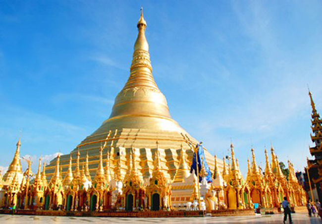 20. Chùa Shwedagon, Myanmar:&nbsp;Chùa Shwedagon là ngôi chùa Phật giáo lớn và thiêng liêng nhất ở Myanmar. Ngôi chùa cao khoảng &nbsp;325 feet, được dát vàng và gắn &nbsp;7.000 viên đá quý. Mặc dù không có giấy tờ xác nhận chính thức nhưng ngôi chùa được cho là 2.500 năm tuổi. Du khách chắc chắn phải đến công trình tráng lệ này một lần trong đời.&nbsp;
