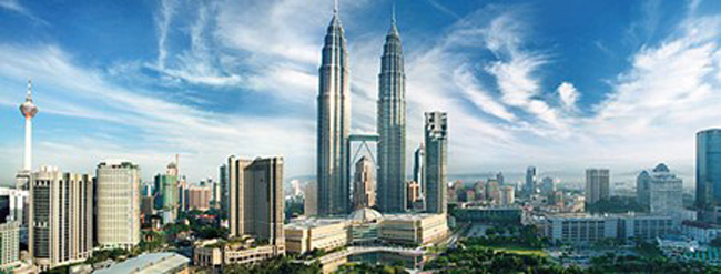 4. Kuala Lumpur, Malaysia:&nbsp;Thủ đô Kuala Lumpur của Malaysia là địa danh vô cùng thú vị bởi có vô vàn thứ hấp dẫn. Lối kiến trúc ở thành phố này trải dài từ truyền thống đến hiện đại. Du khách rất dễ dàng bắt gặp vẻ đẹp của các tòa nhà cổ xen kẽ các tòa tháp hiện đại. Những địa điểm hấp dẫn cho du khách ghé thăm là khu phố Tàu, Tòa tháp đôi Petronas, hang động Buta và khu chợ Trung tâm.&nbsp;
