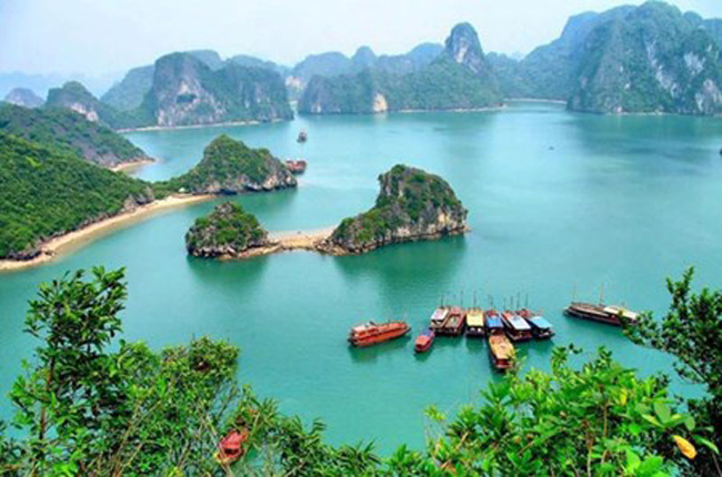 5. Vịnh Hạ Long, Việt Nam:&nbsp;Nằm trong danh sách di sản thế giới được UNESCO công nhận, vịnh Hạ Long chắc chắn là một địa điểm du lịch không nên bỏ qua. Tại đây có hơn 3.000 hòn đảo lớn nhỏ và là nơi sinh sống của khoảng 1.600 ngư dân trên các khu làng nổi. Để có thể tận hưởng trọn vẹn vẻ đẹp thiên nhiên nơi đây, hãy&nbsp; chọn hình thức du lịch trên du thuyền và trải nghiệm cuộc sống trên mặt nước.
