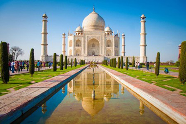 8. Đền Taj Mahal, Ấn Độ:&nbsp;Năm 1632 hoàng đế Môgôn Shāh Jahān bắt đầu xây dựng một nhà thờ Hồi giáo để tưởng nhớ người vợ yêu của mình. Công trình được hoàn thành vào băn 1648 và được coi như viên ngọc của cộng đồng Hồi giáo ở Ấn Độ. Xung quanh ngôi đền được bao phủ bởi những khu vườn xinh đẹp tượng trưng cho hình ảnh của thiên đường có thật trên trái đất.

Du khách hãy lên kế hoạch ghé thăm địa điểm này nếu chưa từng có cơ hội được thăm quan công trình đá cẩm thạch lộng lẫy này.
