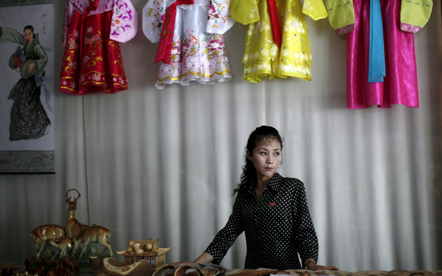 Phụ nữ Triều Tiên lăn lộn kiếm tiền nuôi gia đình - 1
