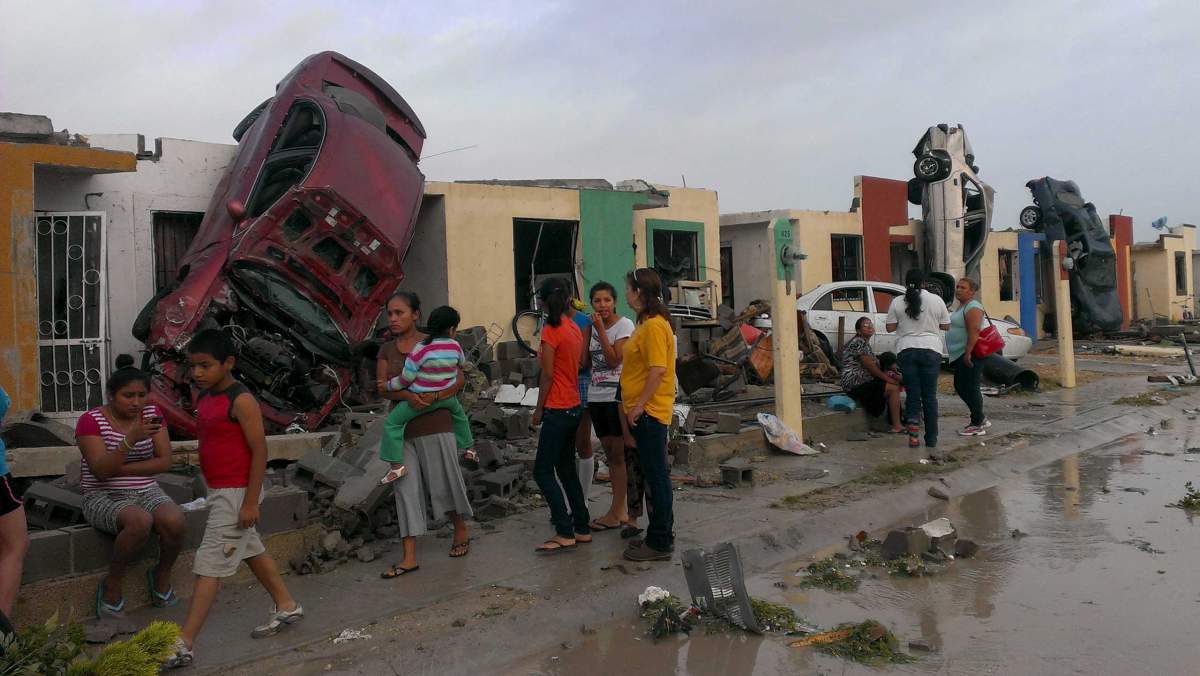 Mexico: Vòi rồng cuốn ô tô lên nóc nhà, 13 người chết - 1