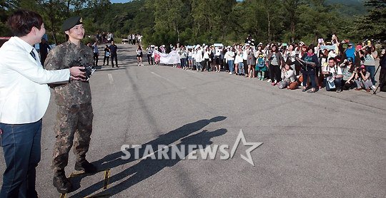 Mỹ nam “đẹp như hoa” xuất ngũ trong nước mắt - 6