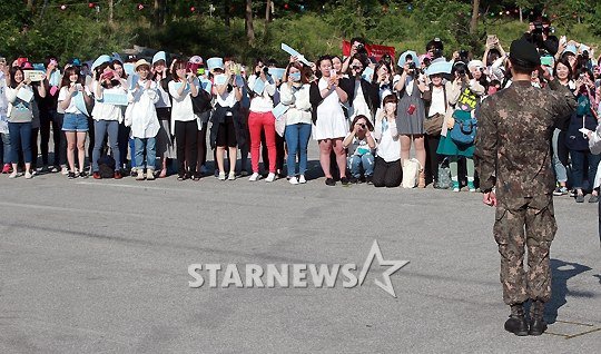 Mỹ nam “đẹp như hoa” xuất ngũ trong nước mắt - 5