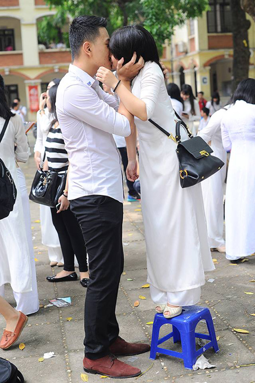 Những nụ hôn đáng nhớ trong ngày chia tay học trò - 5