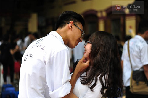 Những nụ hôn đáng nhớ trong ngày chia tay học trò - 6