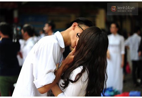 Những nụ hôn đáng nhớ trong ngày chia tay học trò - 7