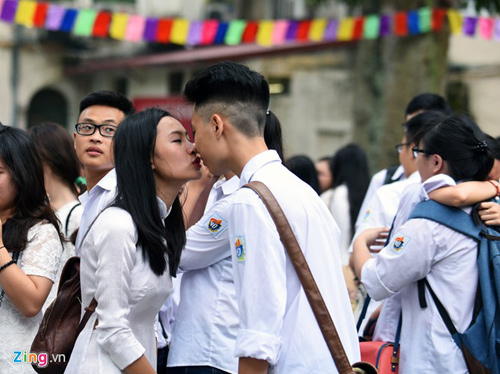 Những nụ hôn đáng nhớ trong ngày chia tay học trò - 4