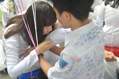 Những nụ hôn đáng nhớ trong ngày chia tay học trò - 10