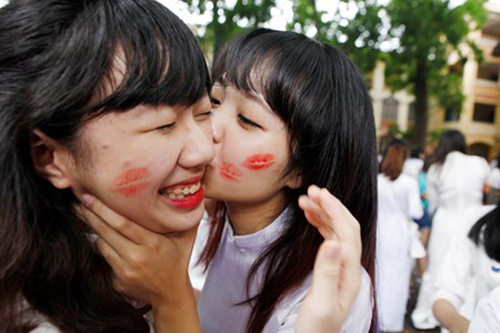 Những nụ hôn đáng nhớ trong ngày chia tay học trò - 12