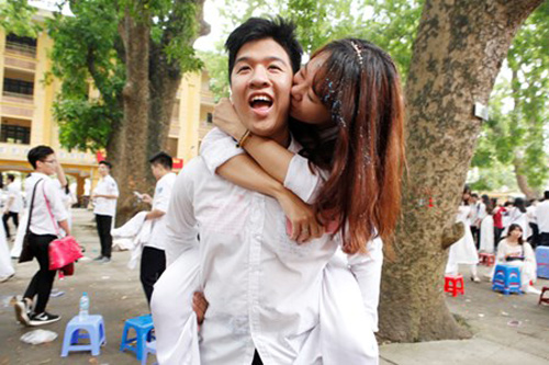 Những nụ hôn đáng nhớ trong ngày chia tay học trò - 9