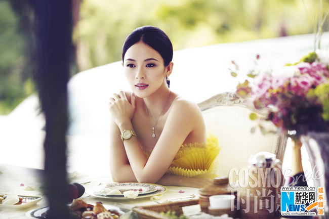 Chương Tử Di được đánh giá là một trong 50 người phụ nữ đẹp nhất Trung Quốc và thường xuyên xuất hiện trên những trang bìa danh giá.


