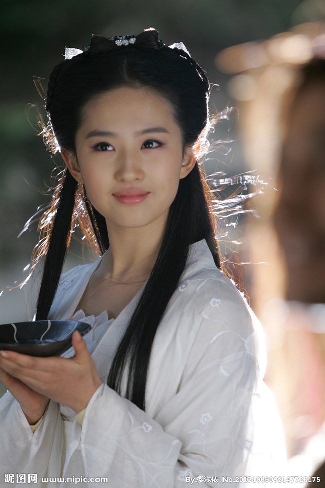 Hình ảnh Lưu Diệc Phi gắn liền với vai diễn Tiểu Long Nữ thanh tao thoát tục trong “Thần điêu đại hiệp 2006”.


