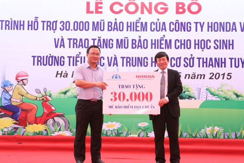 Honda VN trao tặng 30,000 mũ bảo hiểm cho học sinh, sinh viên - 1