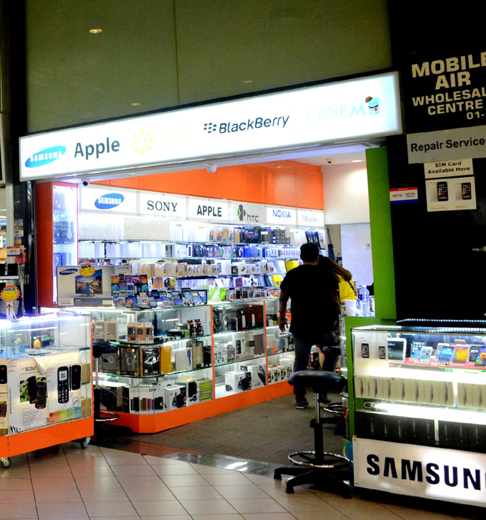 Singapore: Chủ cửa hàng iPhone lừa khách Việt bị bắt - 1