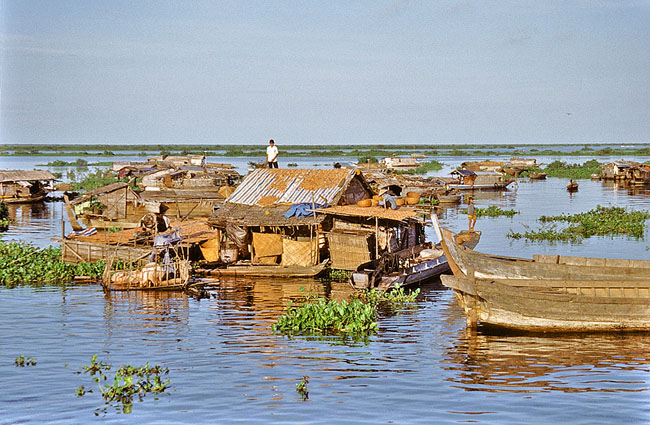 Hồ Tonle Sap ở Campuchia khiến các chuyên gia khó có thể phân biệt được đây thực chất là hồ hay là một dòng sông.